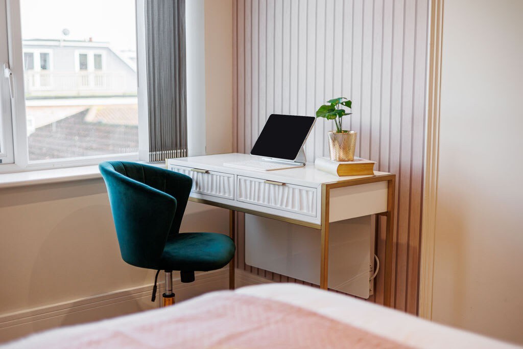 Homely Penthouse w/ Balcony, Free Parking & Wi-Fi
