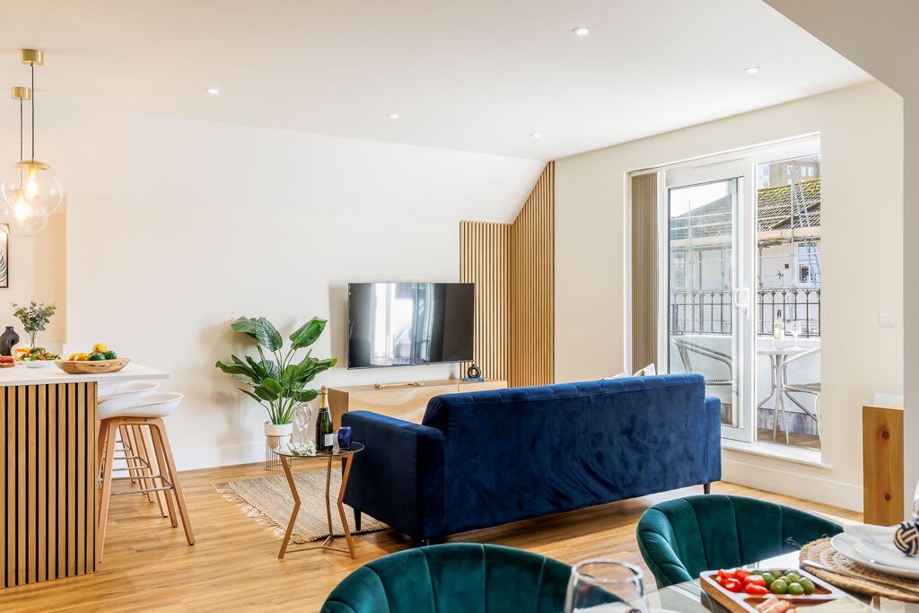 Homely Penthouse w/ Balcony, Free Parking & Wi-Fi