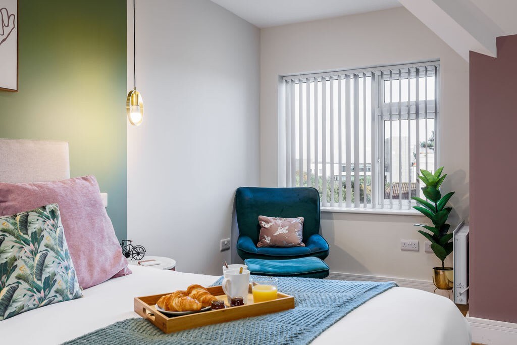 Homely Penthouse w/ Balcony, Free Parking & Wi-Fi
