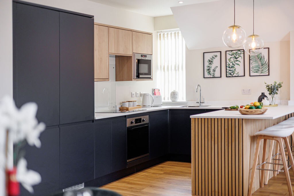 Homely Penthouse w/ Balcony, Free Parking & Wi-Fi