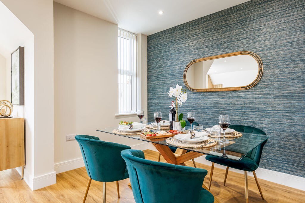 Homely Penthouse w/ Balcony, Free Parking & Wi-Fi