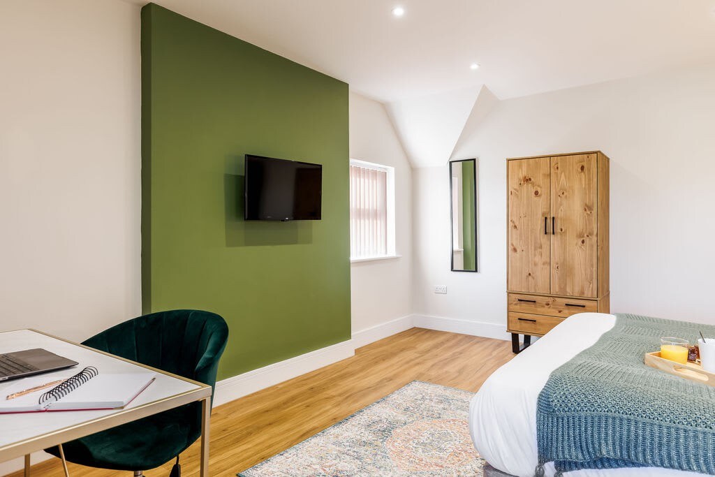 Homely Penthouse w/ Balcony, Free Parking & Wi-Fi