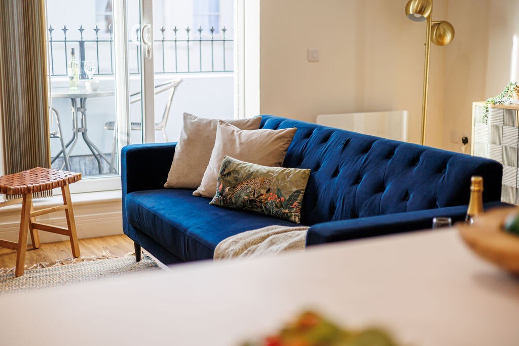 Homely Penthouse w/ Balcony, Free Parking & Wi-Fi