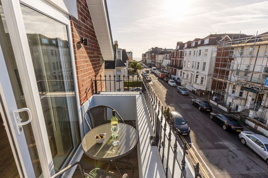 Homely Penthouse w/ Balcony, Free Parking & Wi-Fi