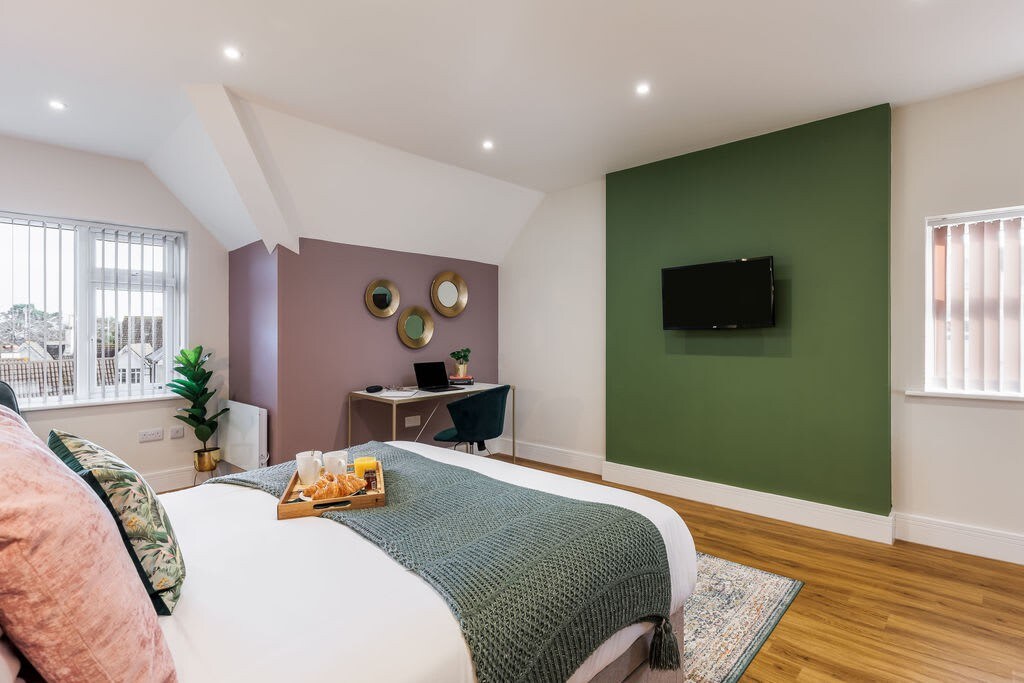 Homely Penthouse w/ Balcony, Free Parking & Wi-Fi