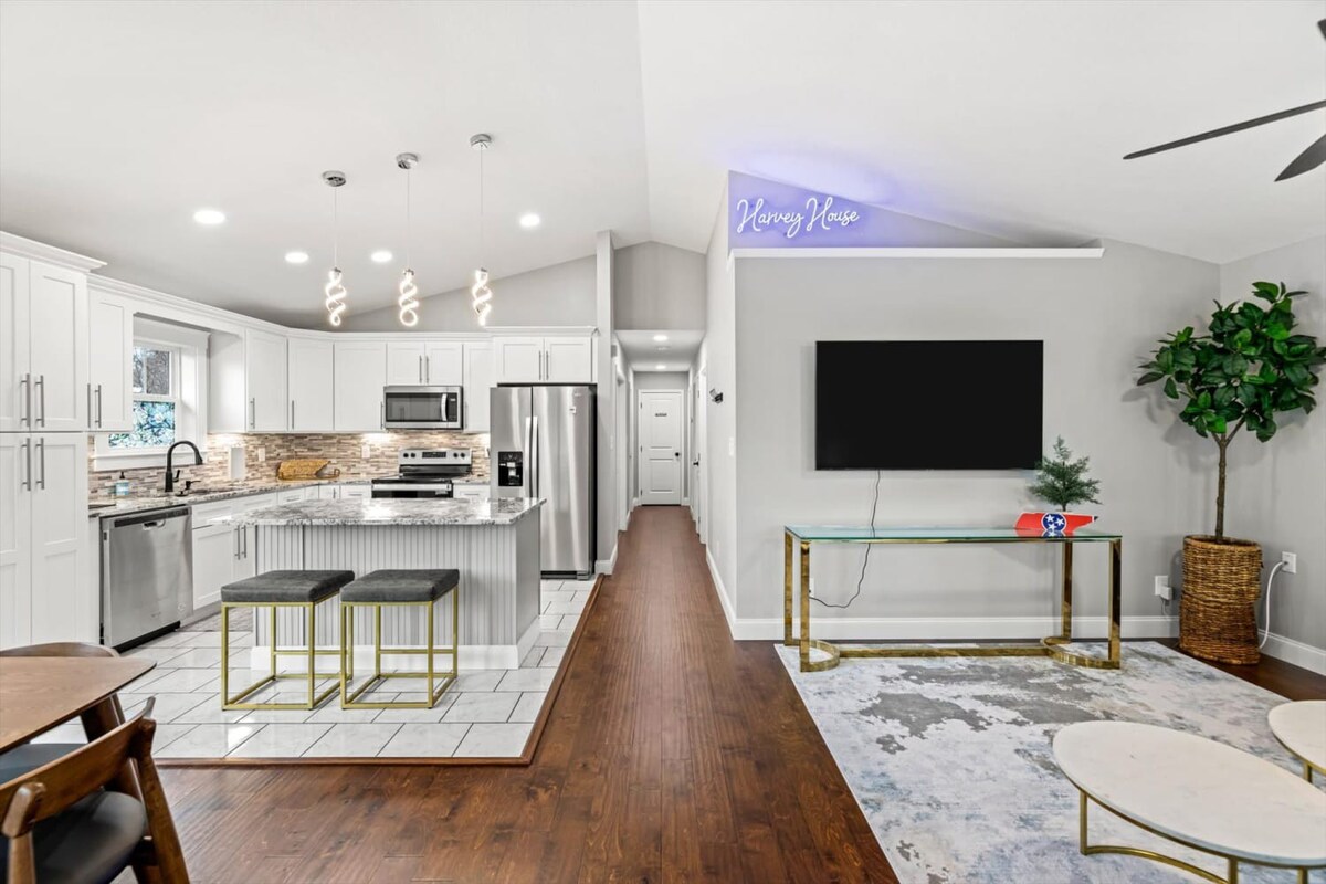 Family Home in Oakwood, 12 Mins to Campus, Patio, Washer Dryer, 2 Bathrooms, Utilities and Internet Included, Great for Students or Families, Charming Oakwood-Lincoln Park Home, 10 Walk to Dining, 24 Hour Hospitality Team — Knoxville, TN — vacation rental