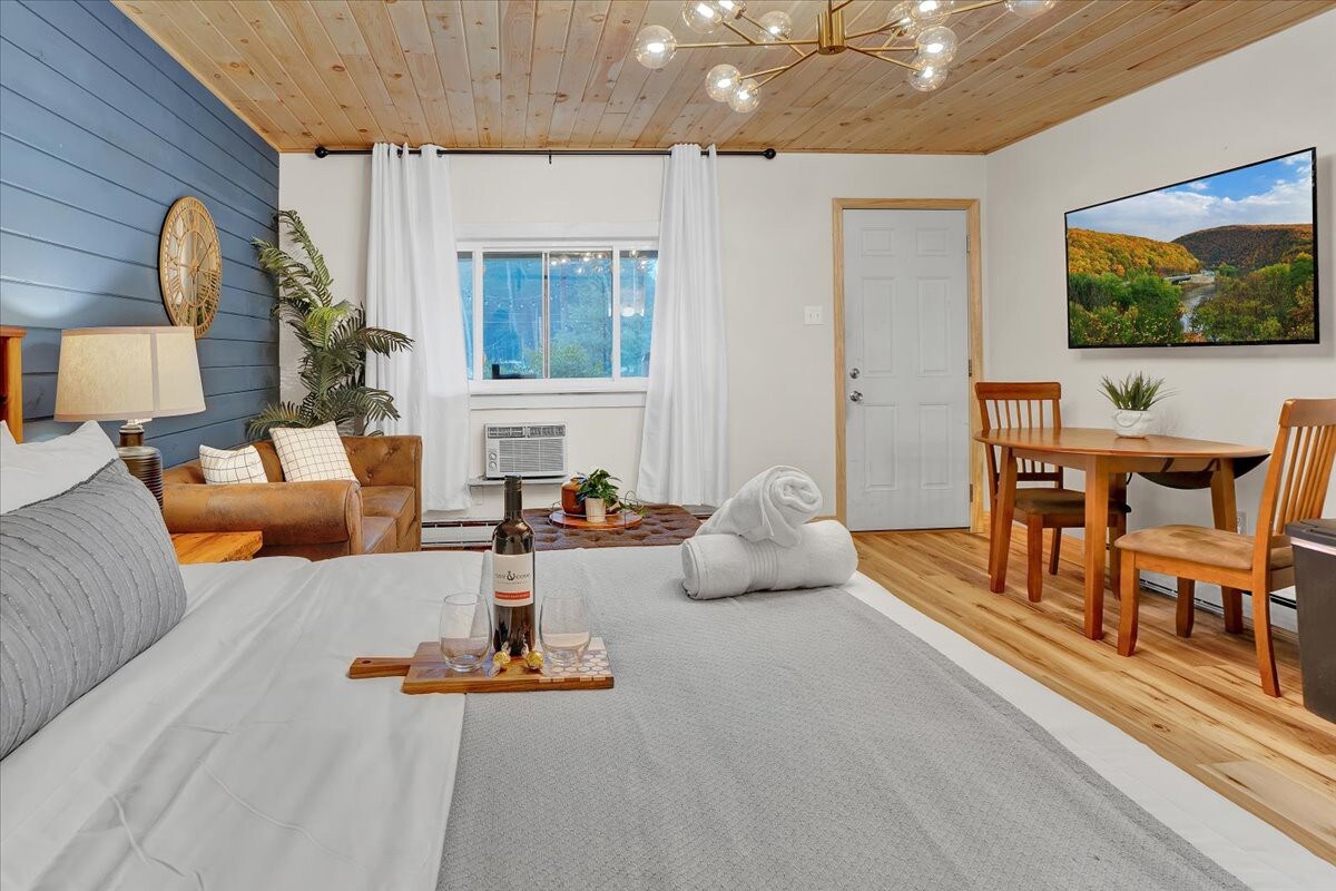 Modern Pocono Charmer | Firepits | Pet-Friendly