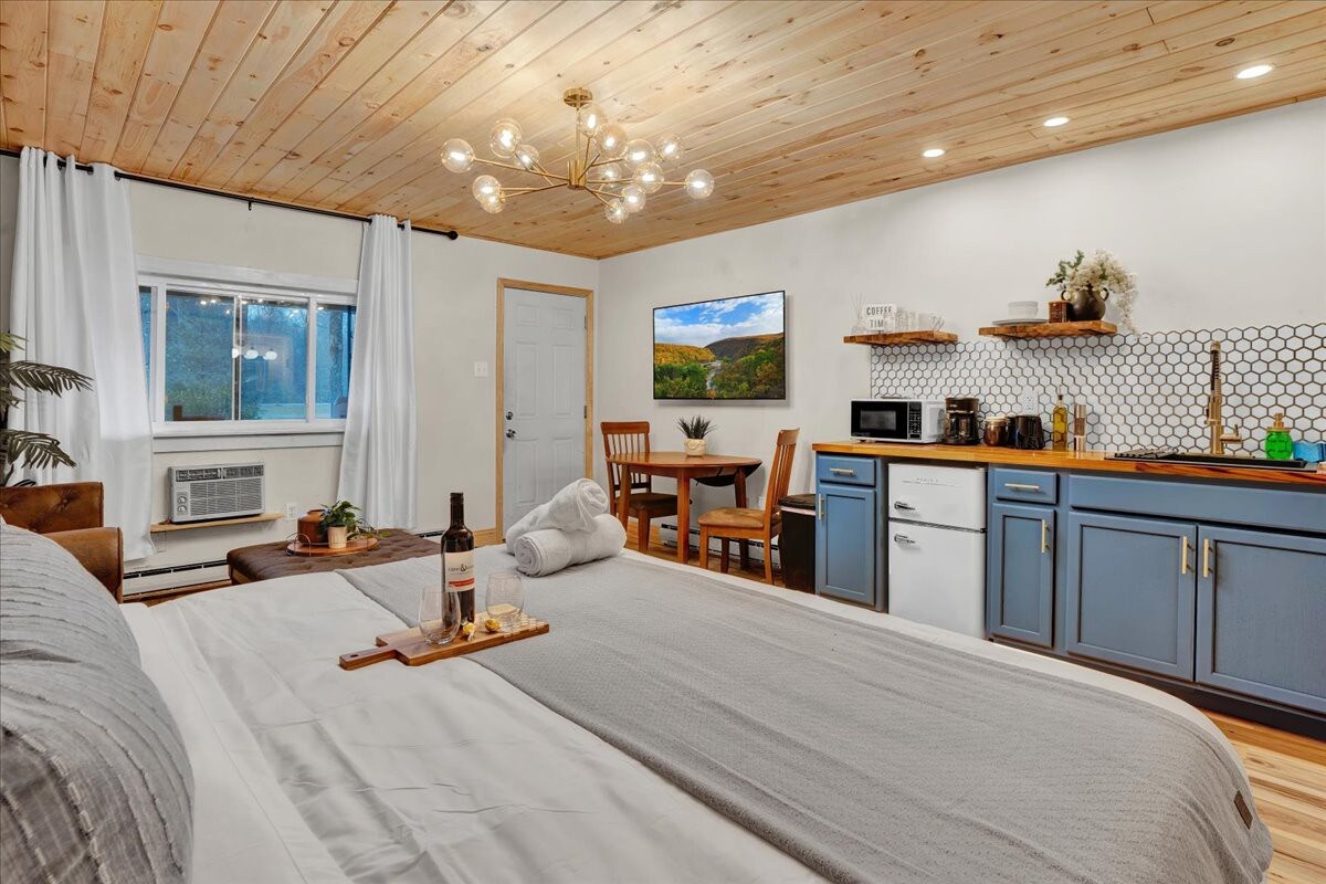 Modern Pocono Charmer | Firepits | Pet-Friendly