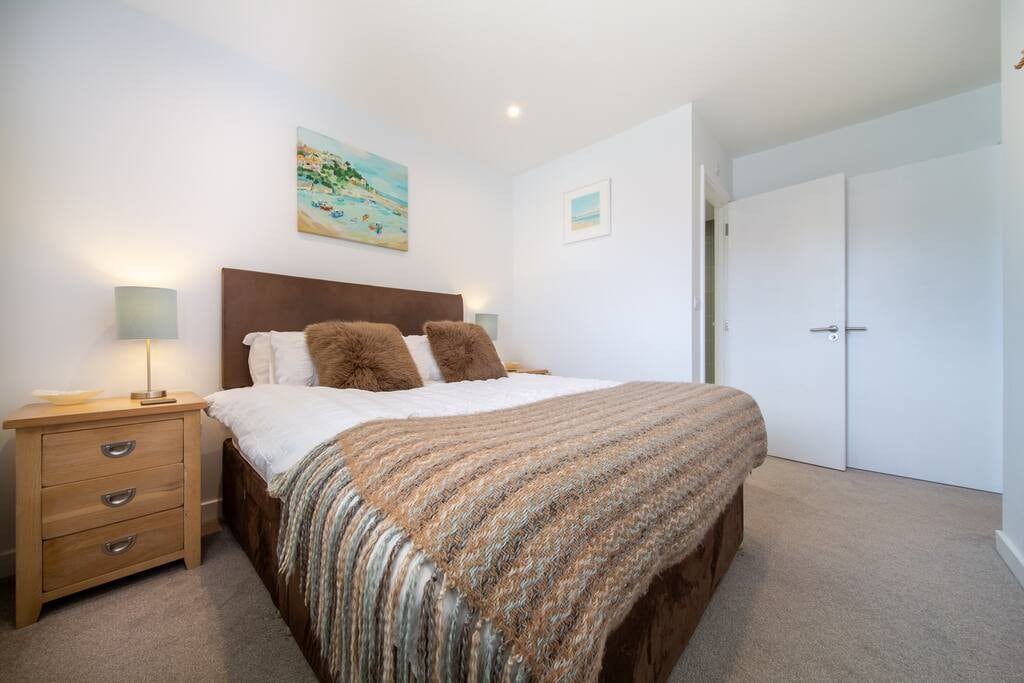 Modern Apartment nr Fistral Beach, Private Parking — Cornwall, England — vacation rental