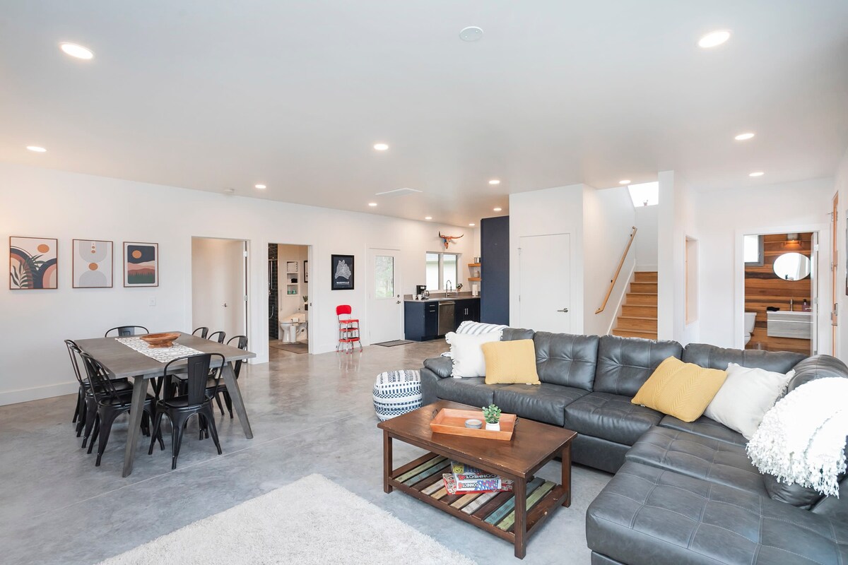 ADA-Accessible Dog Friendly Home with Patio, Yard, Ample Parking, Great for Families, 12 Mins to Broadway, 12South, Geodis Park, 24 Hr Hospitality — Nashville, TN — vacation rental