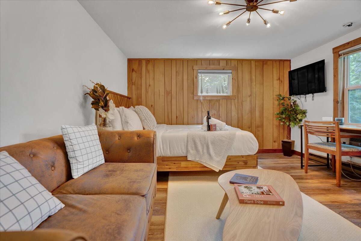 Elements Pocono Cabin | Firepit -Desk & Pickleball