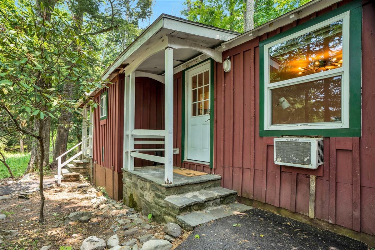 Elements Pocono Cabin | Firepit -Desk & Pickleball