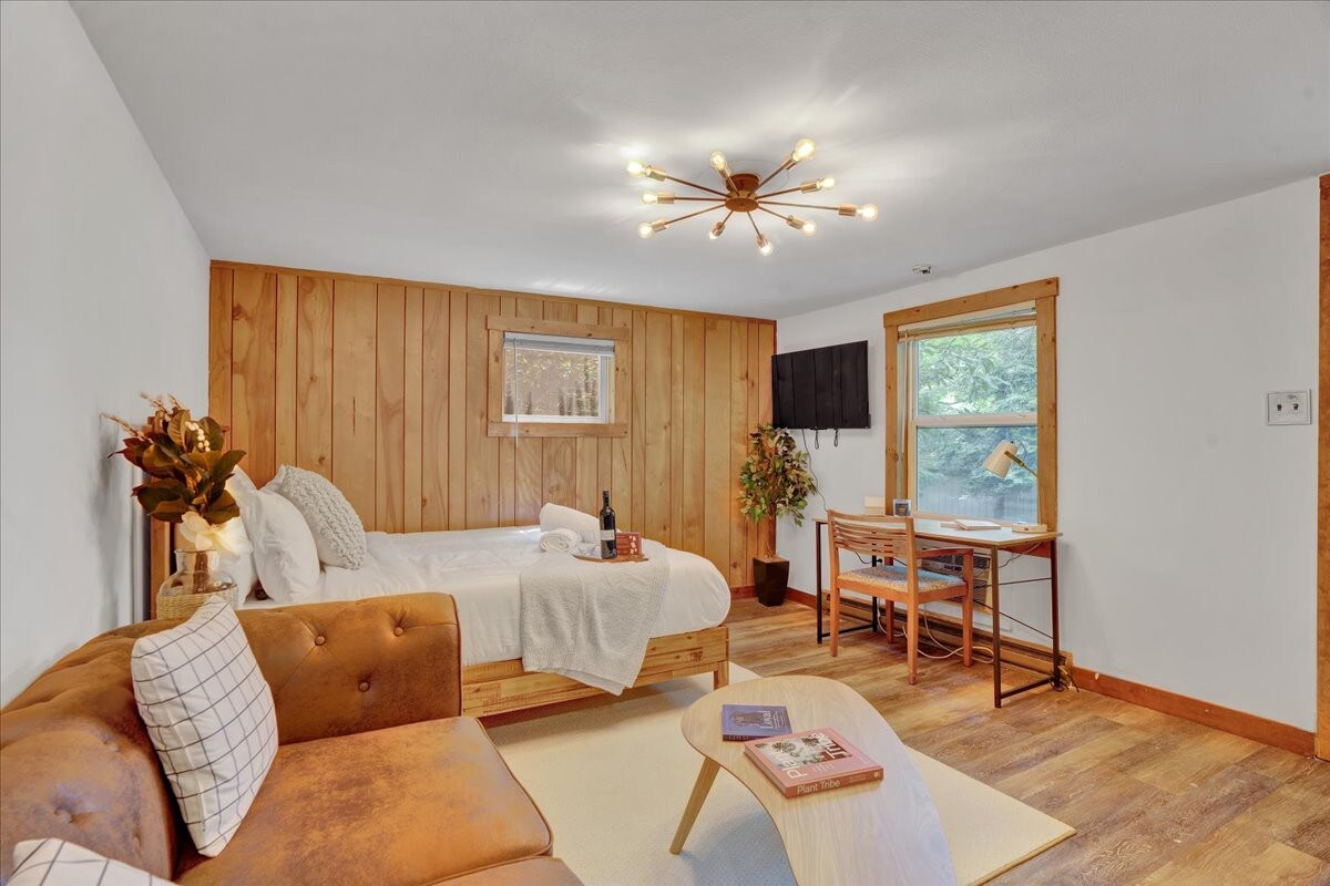 Elements Pocono Cabin | Firepit -Desk & Pickleball