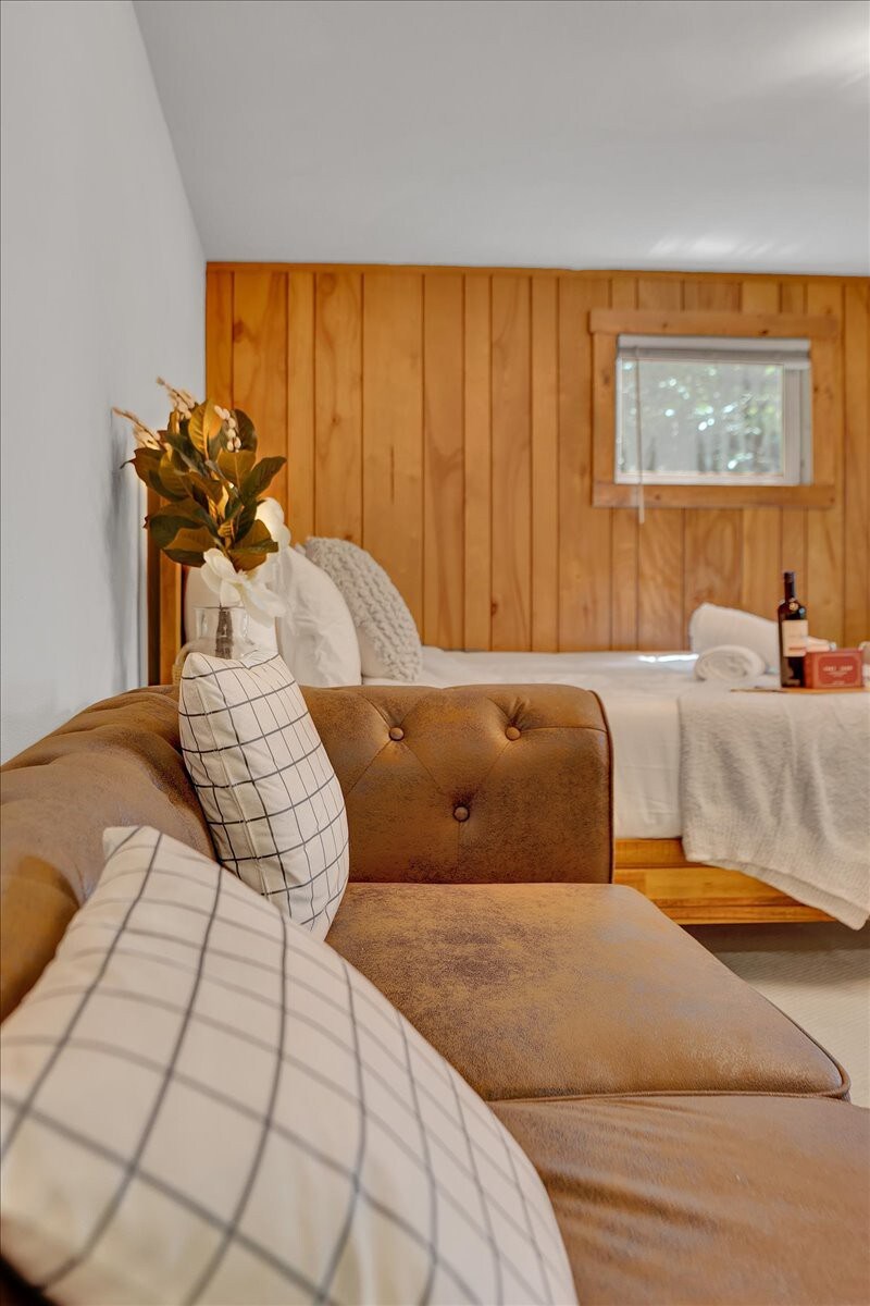 Elements Pocono Cabin | Firepit -Desk & Pickleball