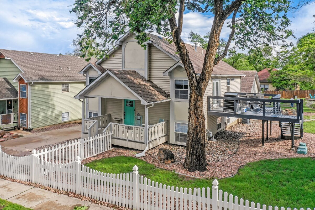 Redwood Haus! Hot Tub & BBQ & Fire Pit! โ Colorado Springs, CO โ vacation rental