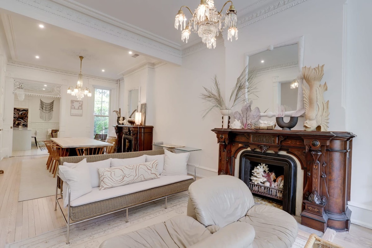 Historic & Chic Estate Sojourn on East Capitol (3 BR)