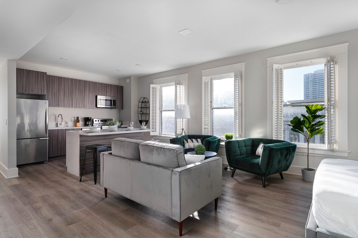 Stunning Suite With Modern Kitchen And Smart Tv - Chic Downtown Retreat - Coronado, CA