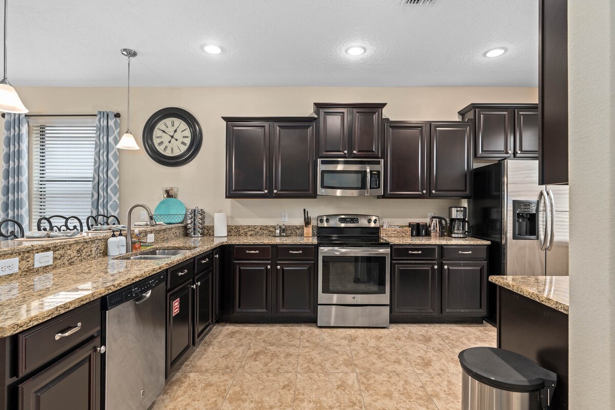 Sleeps 15! + Heated Pool+ Lazy River + Game room