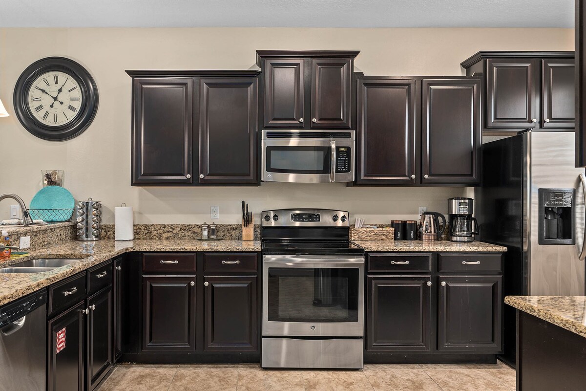 Sleeps 15! + Heated Pool+ Lazy River + Game room