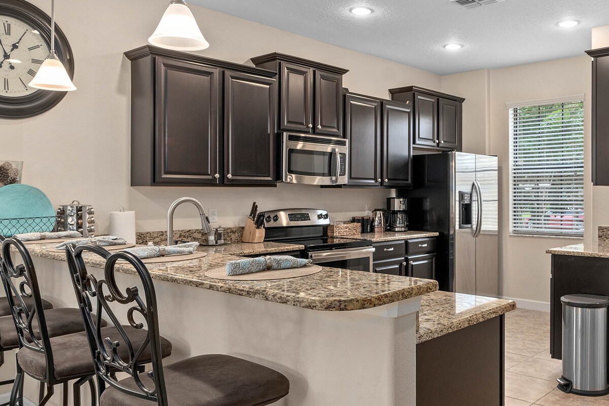 Sleeps 15! + Heated Pool+ Lazy River + Game room