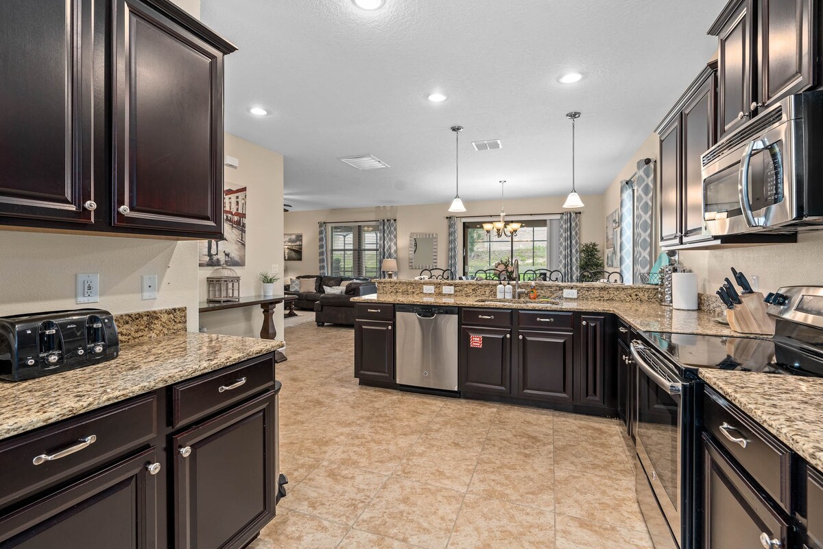 Sleeps 15! + Heated Pool+ Lazy River + Game room