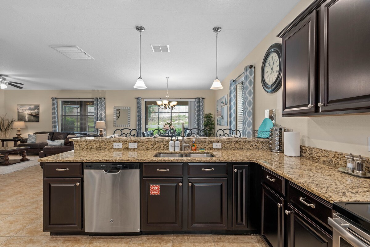 Sleeps 15! + Heated Pool+ Lazy River + Game room