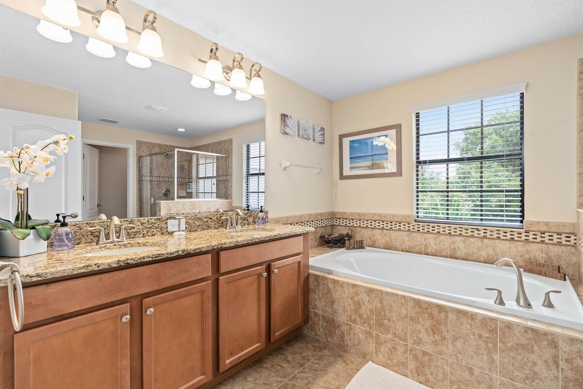 Sleeps 15! + Heated Pool+ Lazy River + Game room