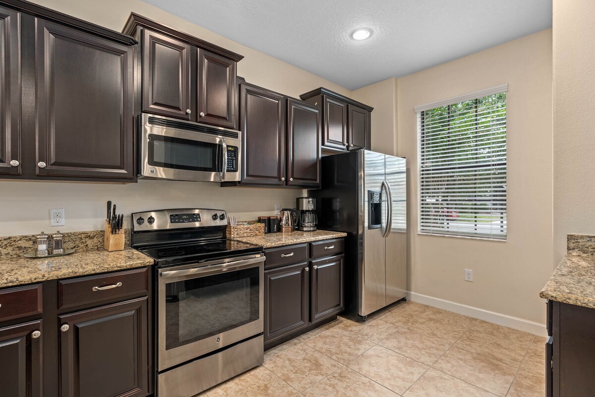 Sleeps 15! + Heated Pool+ Lazy River + Game room