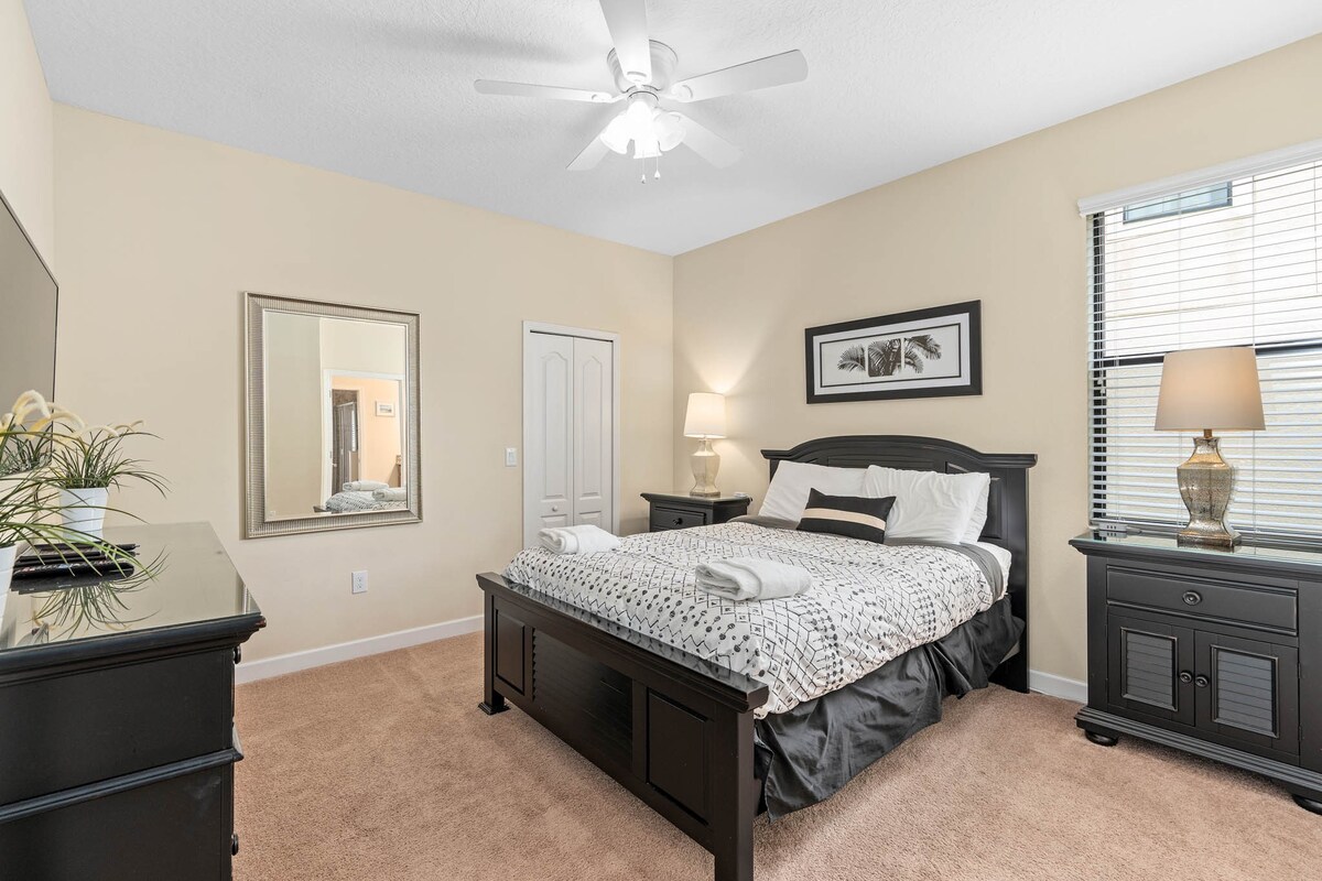 Sleeps 15! + Heated Pool+ Lazy River + Game room