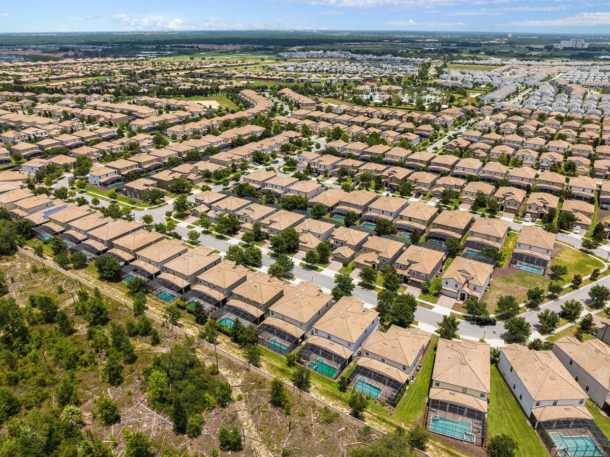 Sleeps 15! + Heated Pool+ Lazy River + Game room