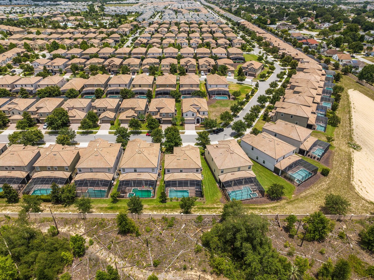 Sleeps 15! + Heated Pool+ Lazy River + Game room