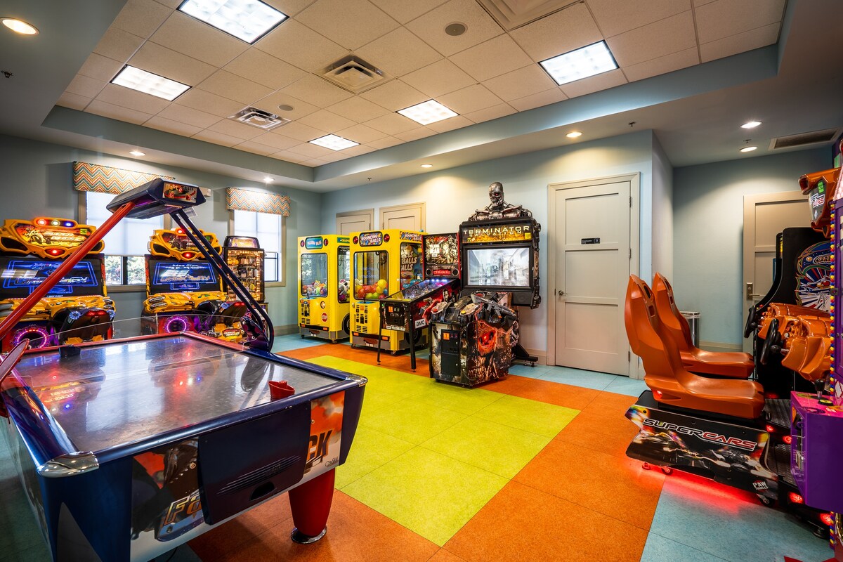 Sleeps 15! + Heated Pool+ Lazy River + Game room