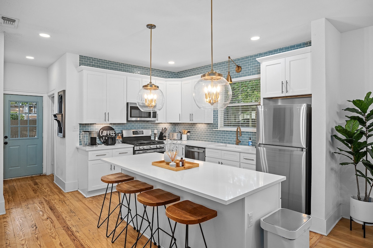 House on Cora - Sleeps 10, Hot Tub & Walk to Main! — Fredericksburg, TX — vacation rental