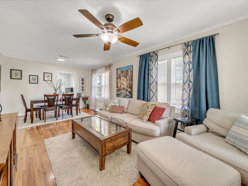 Spacious Outdoor Patio And Modern Amenities - Cozy Charming Retreat - Tulsa, OK