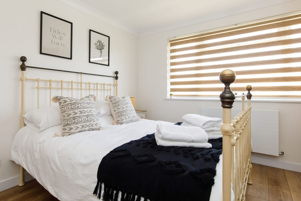 The master king bedroom.