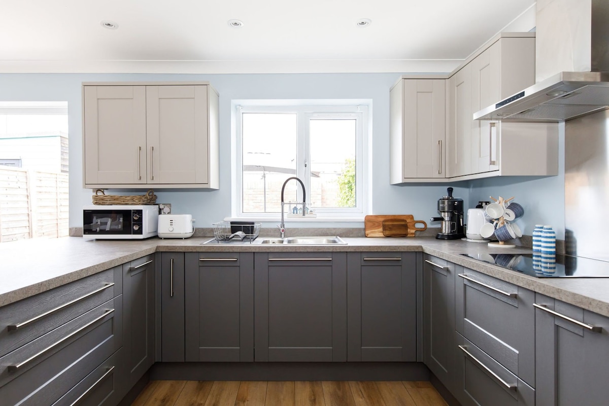 The fully-equipped kitchen has everything you need to prepare drinks, meals and picnics.