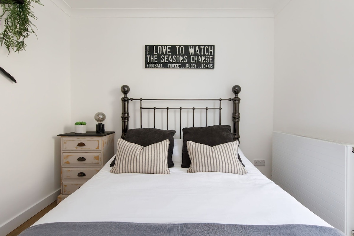 Find rest and tranquillity with comfy furnishings.