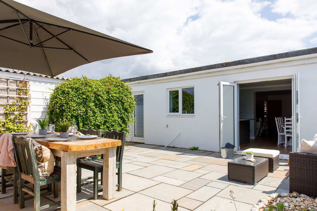 Savour the peaceful neighbourhood ambience in the private patio, ideal for al fresco dining or a BBQ.