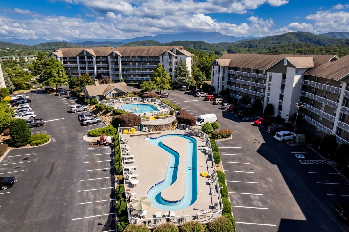 King Suites, Patio, Indoor Pool, Just Off Parkway -- Covered Patio, Seasonal Outdoor Pool with Lazy River, Two King Suites and Queen Sleeper Sofa, Near Dollywood & Smoky Mountains, 24/7 Hospitality, Cozy Living Space — Pigeon Forge, TN — vacation rental