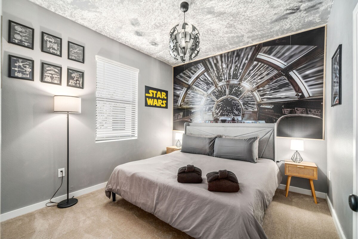 Themed home near Disney w/ pool access