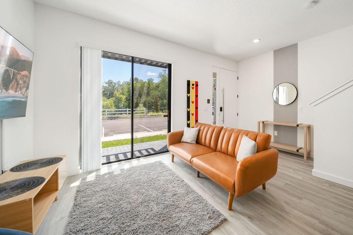 Themed home near Disney w/ pool access