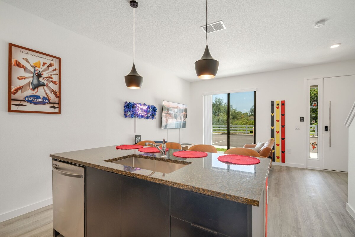 Themed home near Disney w/ pool access