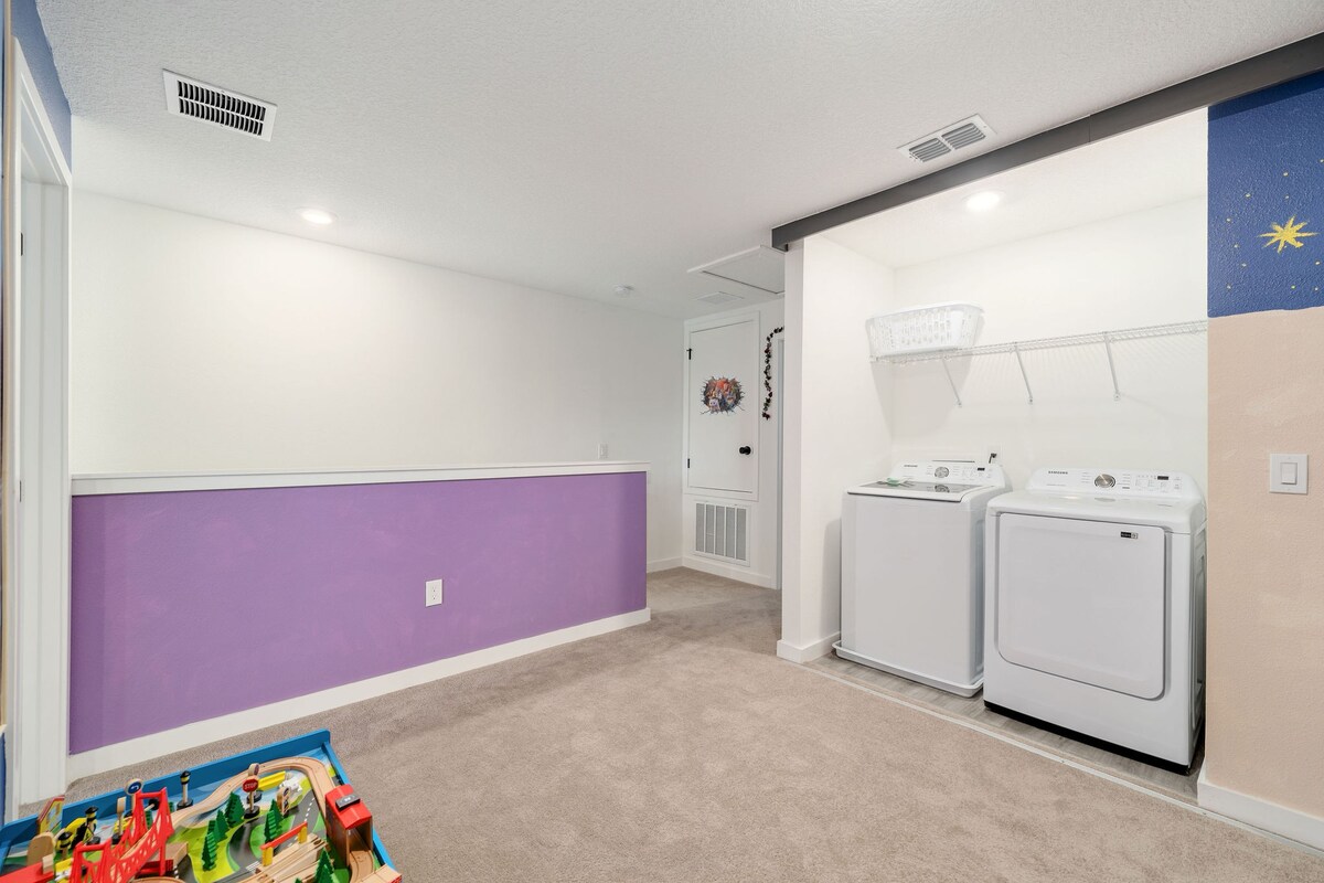 Themed home near Disney w/ pool access