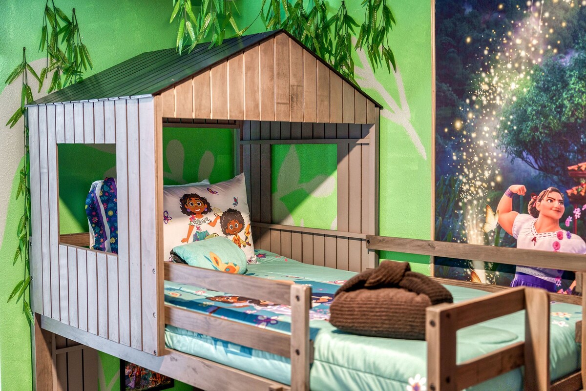 Themed home near Disney w/ pool access