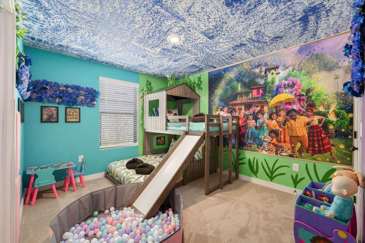 Themed family home w/kids playroom & pool