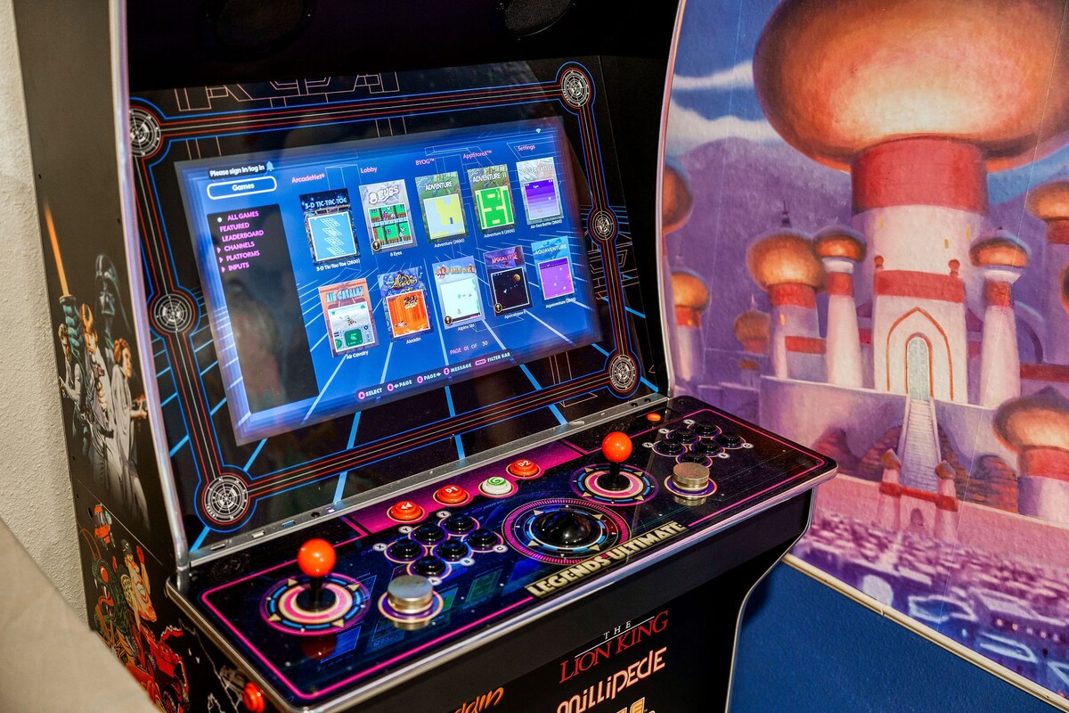 Themed home near Disney w/ pool access