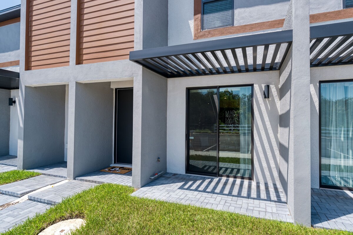 Themed home near Disney w/ pool access