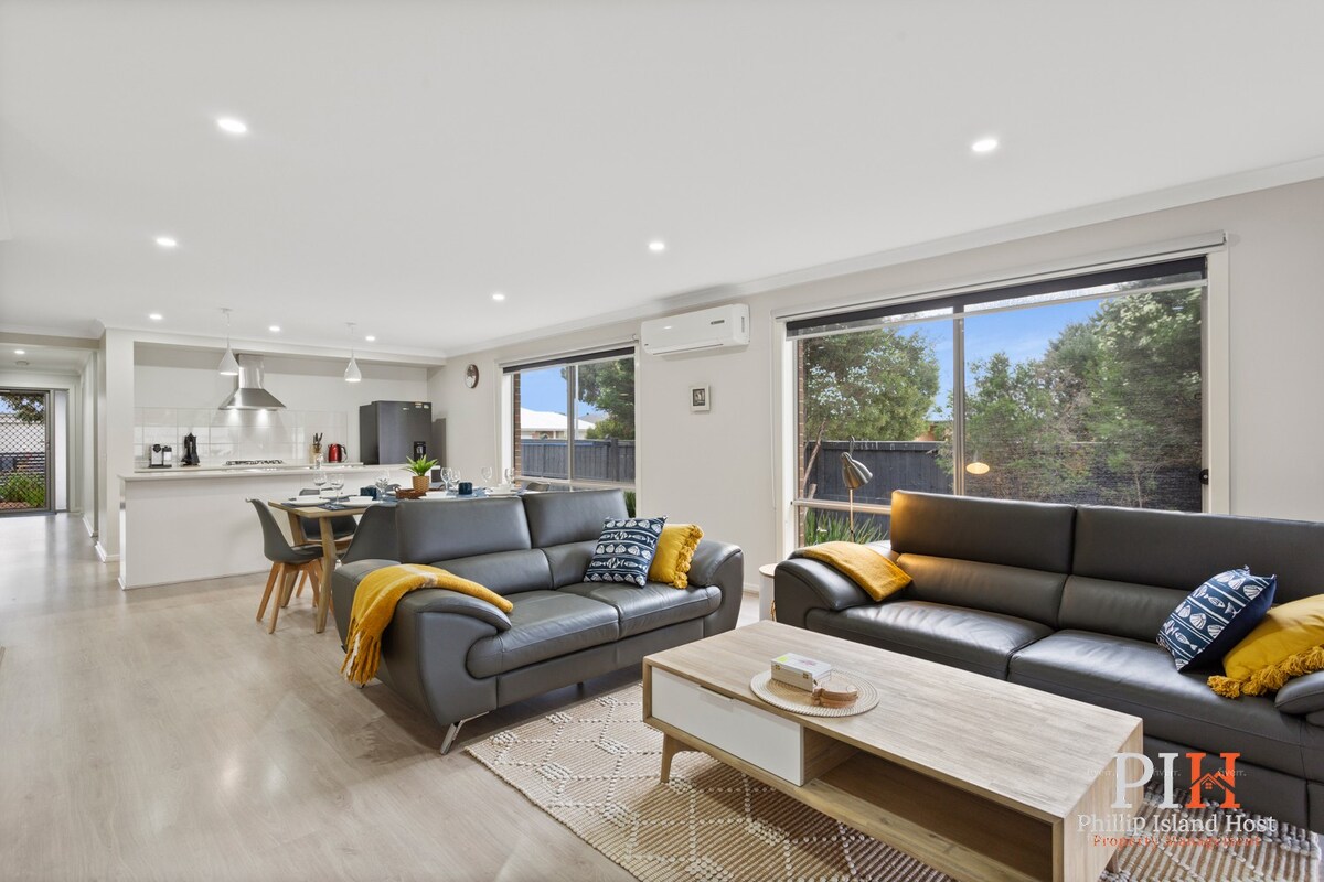 Spacious Cowes Retreat with BBQ & Boat Parking in Cowes, VIC