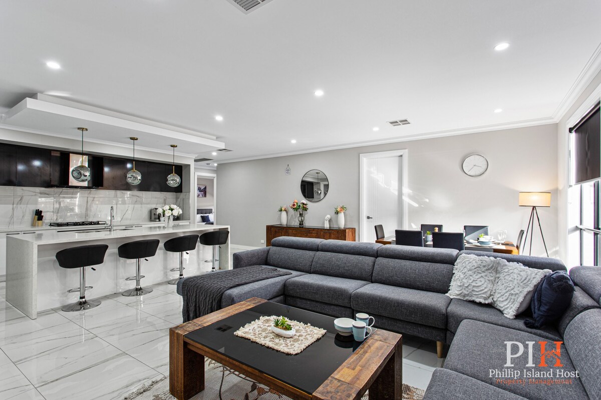 Luxurious Family Retreat with BBQ & Free Parking in Cowes, VIC