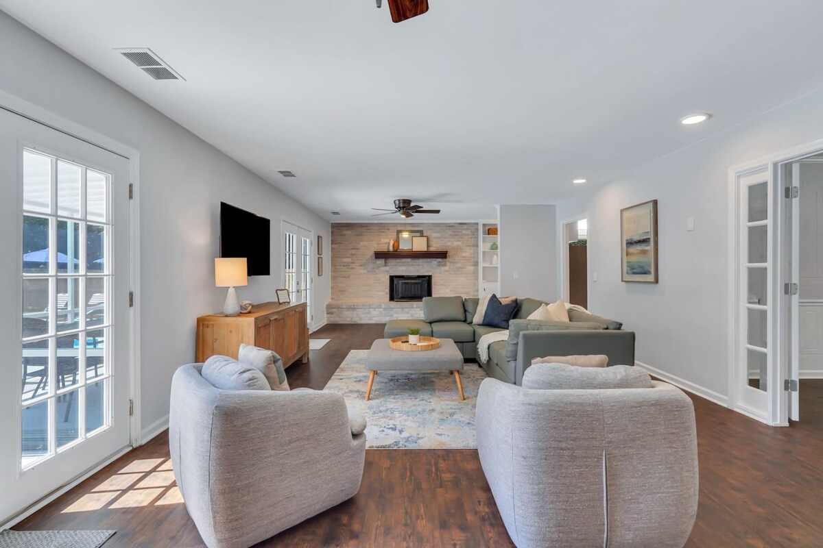 Southern Splash Retreat Poolside Paradise by GSU 4